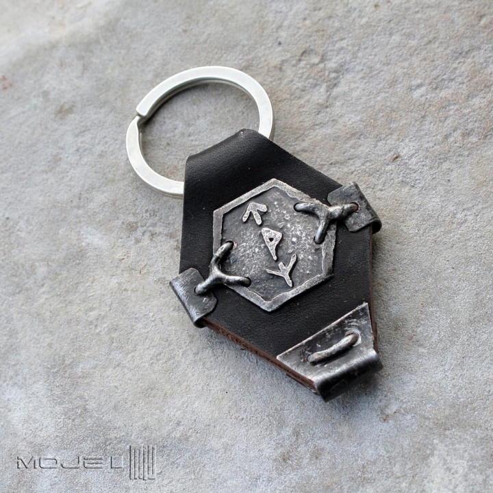 brelok-z-runami-skora-miedz-trawione-wzory-runiczny-amulet-gadzet-rustykalny