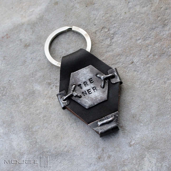 brelok-z-runami-skora-miedz-trawione-wzory-runiczny-amulet-gadzet-rustykalny