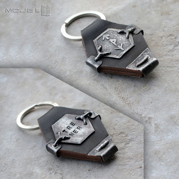 brelok-z-runami-skora-miedz-trawione-wzory-runiczny-amulet-gadzet-rustykalny