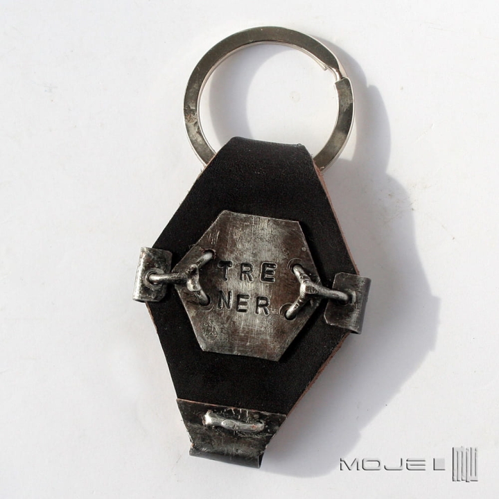 brelok-z-runami-skora-miedz-trawione-wzory-runiczny-amulet-gadzet-rustykalny