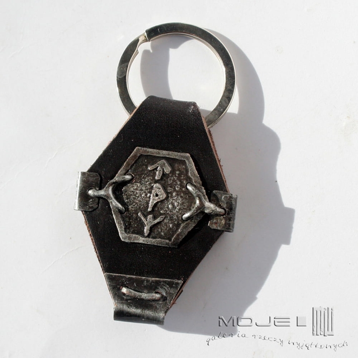 brelok-z-runami-skora-miedz-trawione-wzory-runiczny-amulet-gadzet-rustykalny