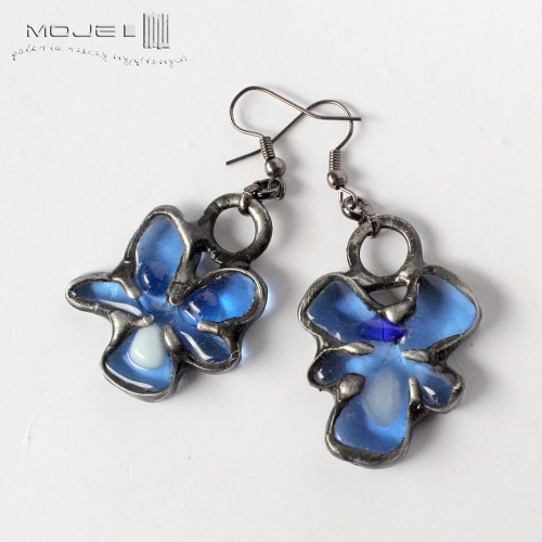 fiolki-bladoblekitne-szklane-kwiatki-kolczyki-ze-szkla-fusing-wiszace-kwiatowe