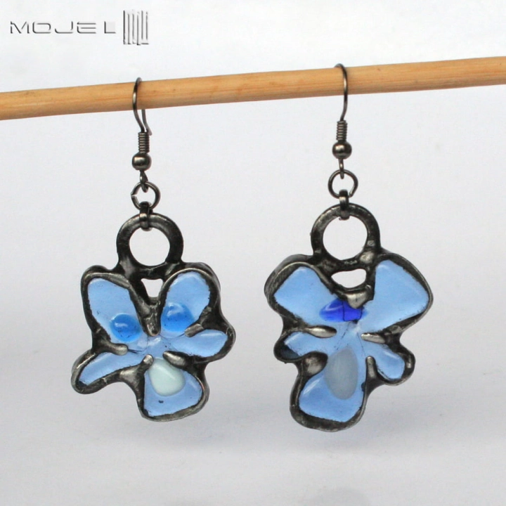 fiolki-bladoblekitne-szklane-kwiatki-kolczyki-ze-szkla-fusing-wiszace-kwiatowe