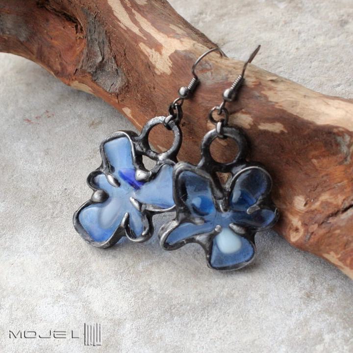fiolki-bladoblekitne-szklane-kwiatki-kolczyki-ze-szkla-fusing-wiszace-kwiatowe