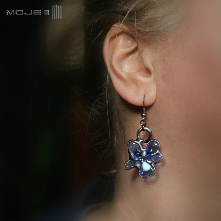 fiolki-bladoblekitne-szklane-kwiatki-kolczyki-ze-szkla-fusing-wiszace-kwiatowe