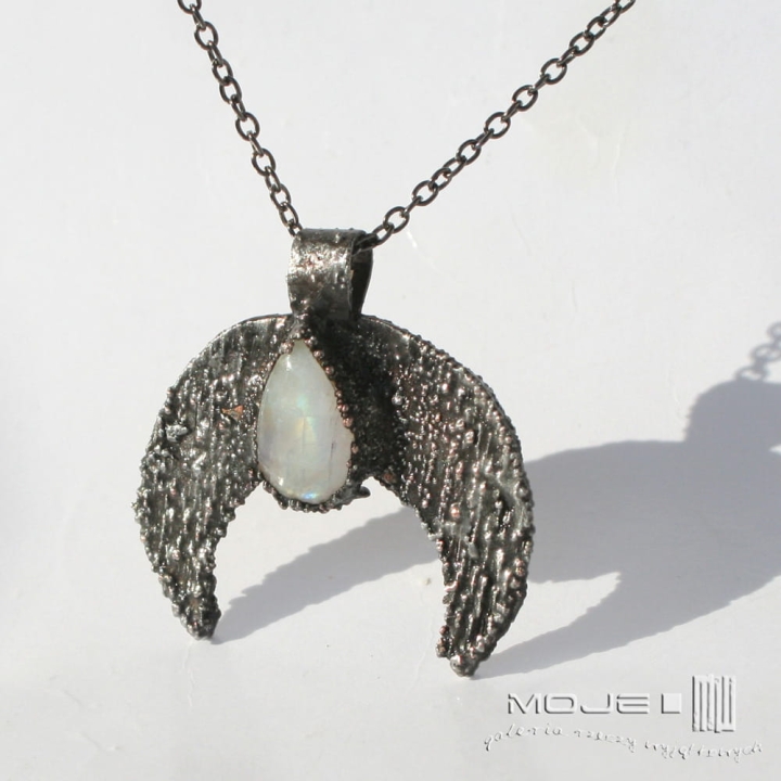 lunula-z-lza-kziezycowa-wisior-ksiezyc-kobiecy-kamien-ksiezycowy-amulet-miedziany-pokryty-cyna