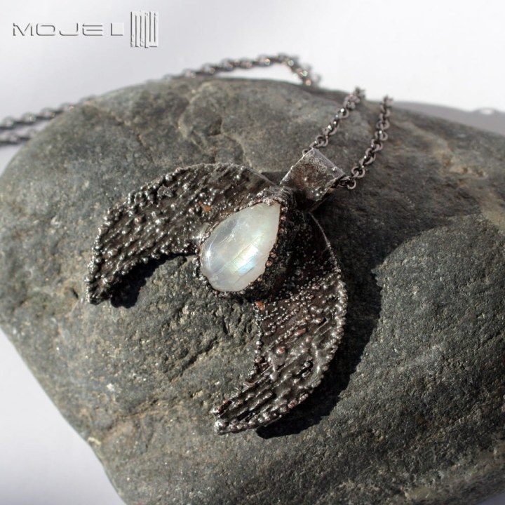 lunula-z-lza-kziezycowa-wisior-ksiezyc-kobiecy-kamien-ksiezycowy-amulet-miedziany-pokryty-cyna