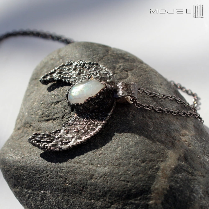 lunula-z-lza-kziezycowa-wisior-ksiezyc-kobiecy-kamien-ksiezycowy-amulet-miedziany-pokryty-cyna