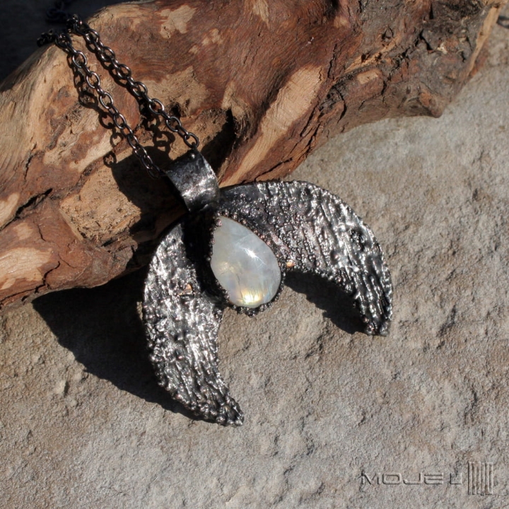 lunula-z-lza-kziezycowa-wisior-ksiezyc-kobiecy-kamien-ksiezycowy-amulet-miedziany-pokryty-cyna