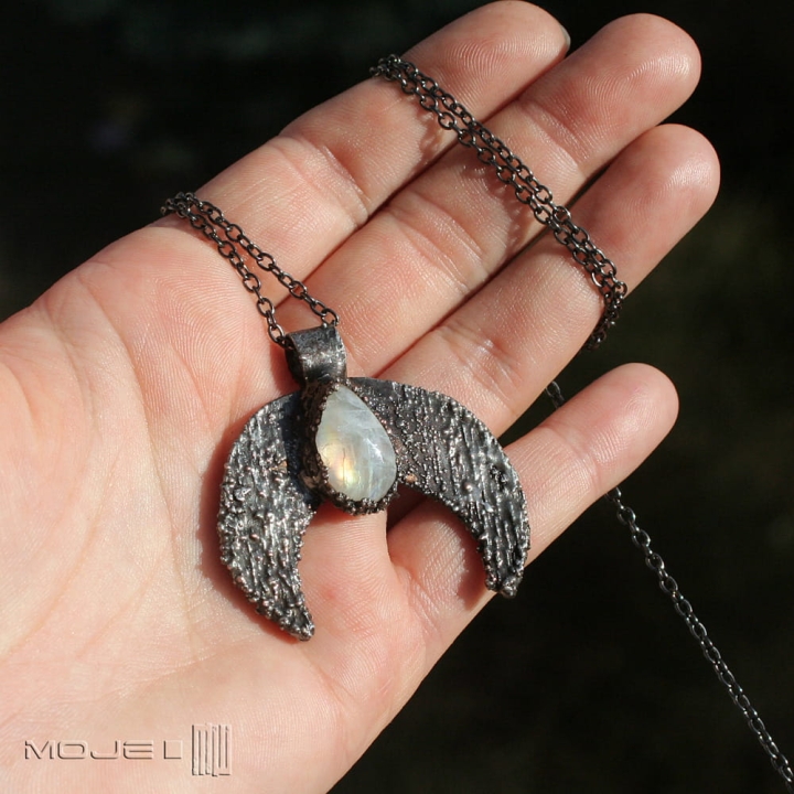 lunula-z-lza-kziezycowa-wisior-ksiezyc-kobiecy-kamien-ksiezycowy-amulet-miedziany-pokryty-cyna