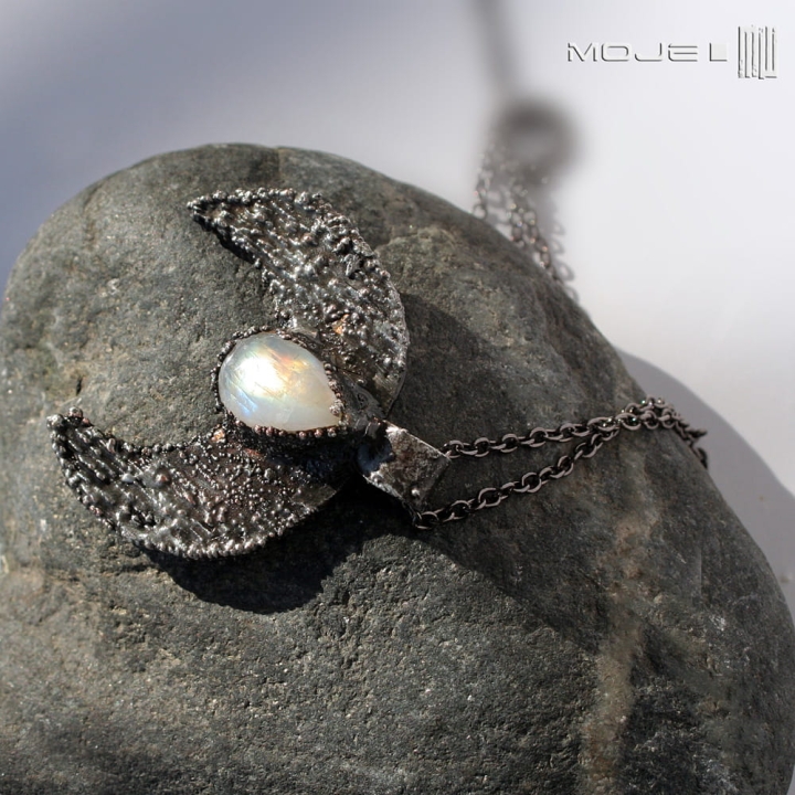 lunula-z-lza-kziezycowa-wisior-ksiezyc-kobiecy-kamien-ksiezycowy-amulet-miedziany-pokryty-cyna