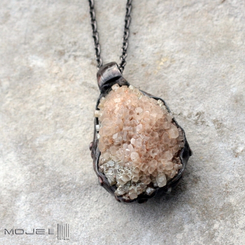 minimalistyczny-Aragonit-z-Maroka-kremowy-wisior-kamien-naturalny-krysztalki