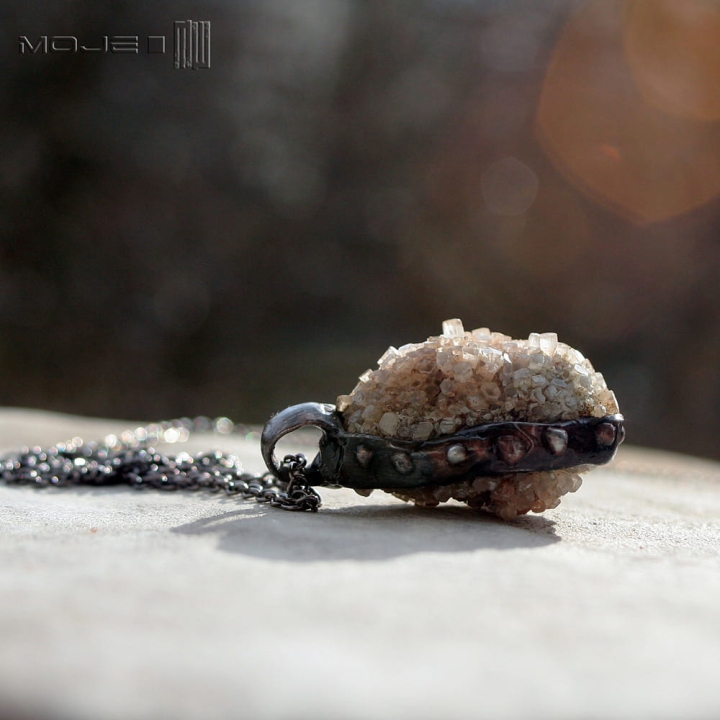 minimalistyczny-Aragonit-z-Maroka-kremowy-wisior-kamien-naturalny-krysztalki