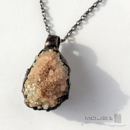 minimalistyczny-Aragonit-z-Maroka-kremowy-wisior-kamien-naturalny-krysztalki