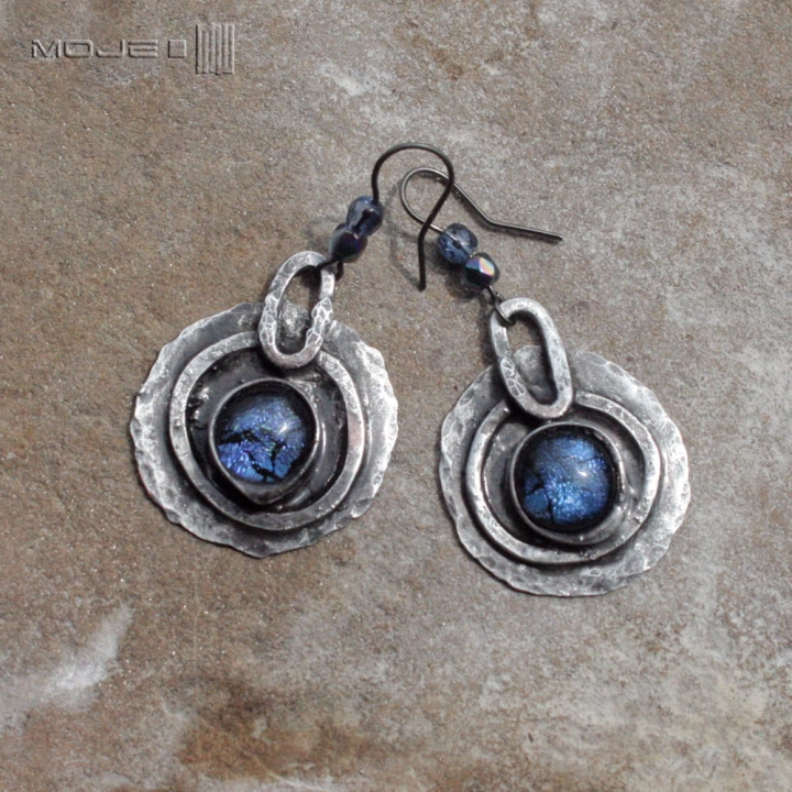 dichraki-okraglaki-kolczyki-miedziane-ze-szklanym-okiem-fusing-szklo-dichroiczne-okragle-wiszace-niebieskie