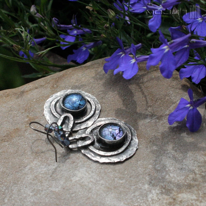 dichraki-okraglaki-kolczyki-miedziane-ze-szklanym-okiem-fusing-szklo-dichroiczne-okragle-wiszace-niebieskie