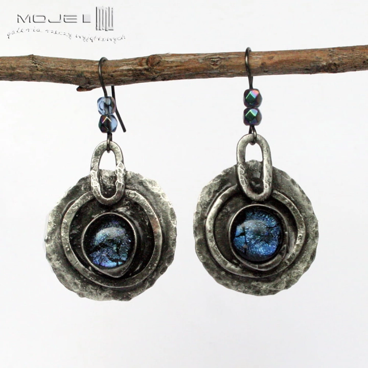 dichraki-okraglaki-kolczyki-miedziane-ze-szklanym-okiem-fusing-szklo-dichroiczne-okragle-wiszace-niebieskie