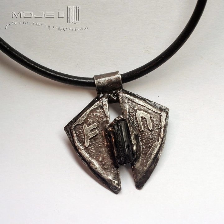 wisior-z runami-i-turmalinem-meski-wisiorek-z-miedzi-czarny-turmalin-znaki-runiczne-runy-amulet-rustykalny-na-rzemieniu