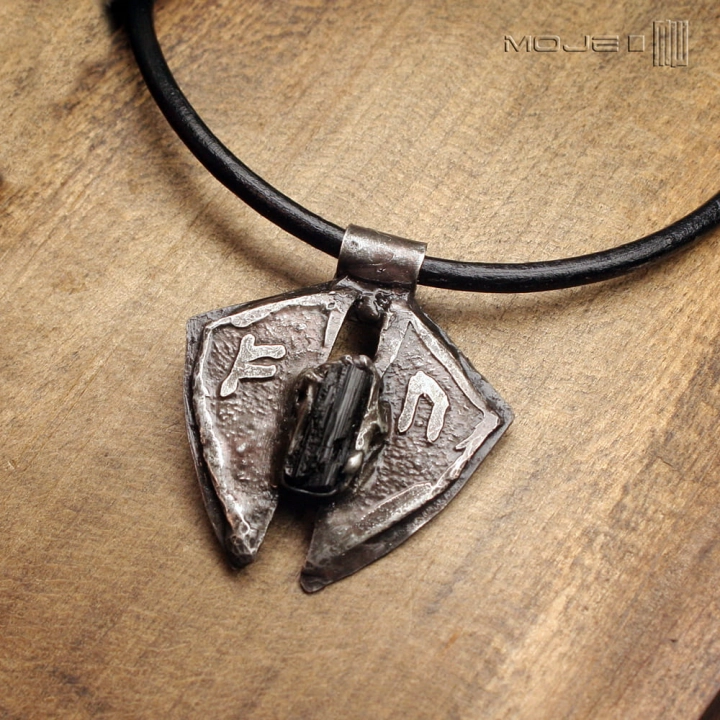 wisior-z runami-i-turmalinem-meski-wisiorek-z-miedzi-czarny-turmalin-znaki-runiczne-runy-amulet-rustykalny-na-rzemieniu