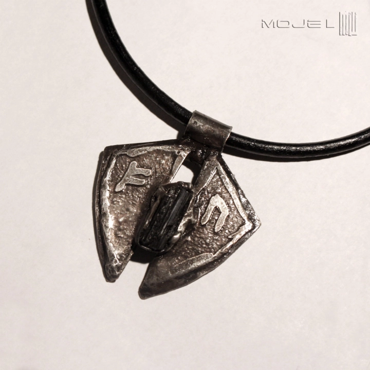 wisior-z runami-i-turmalinem-meski-wisiorek-z-miedzi-czarny-turmalin-znaki-runiczne-runy-amulet-rustykalny-na-rzemieniu