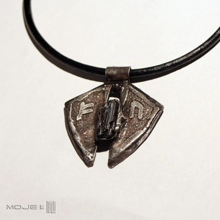 wisior-z runami-i-turmalinem-meski-wisiorek-z-miedzi-czarny-turmalin-znaki-runiczne-runy-amulet-rustykalny-na-rzemieniu