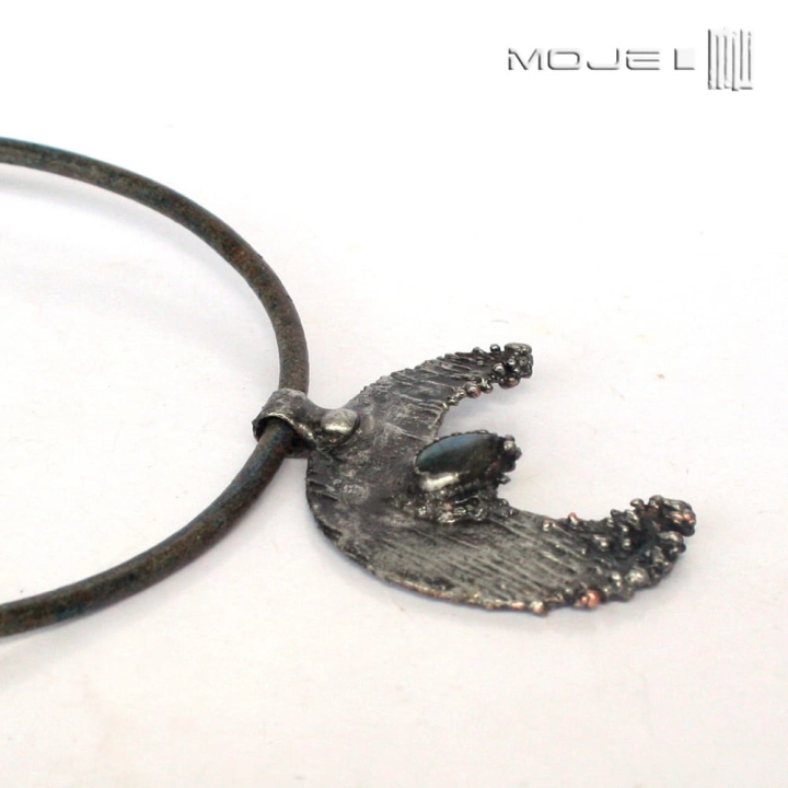 labra-luna-wisior-z-ksiezycem-ksiezycowy-z-labradorytem-ksiezyc-na-rzemieniu