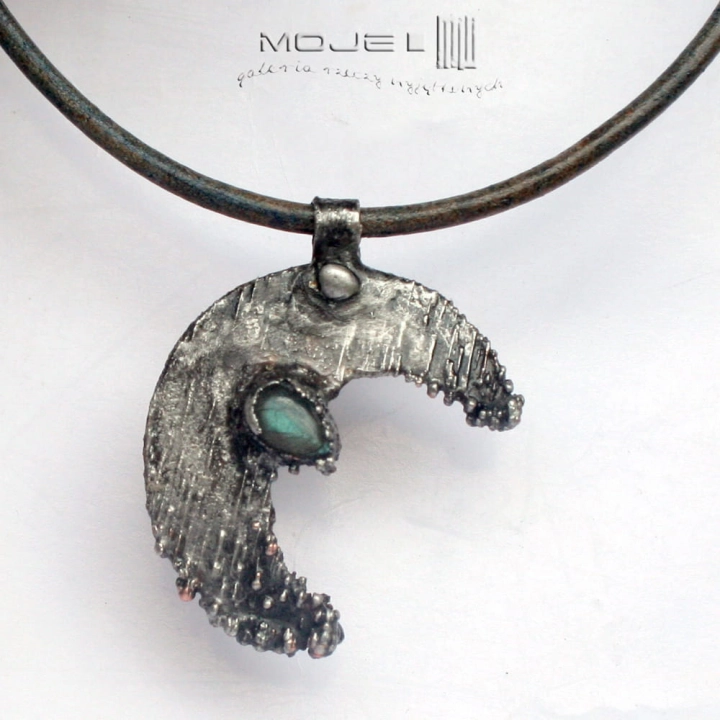 labra-luna-wisior-z-ksiezycem-ksiezycowy-z-labradorytem-ksiezyc-na-rzemieniu