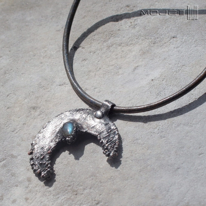 labra-luna-wisior-z-ksiezycem-ksiezycowy-z-labradorytem-ksiezyc-na-rzemieniu