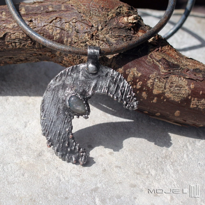 labra-luna-wisior-z-ksiezycem-ksiezycowy-z-labradorytem-ksiezyc-na-rzemieniu