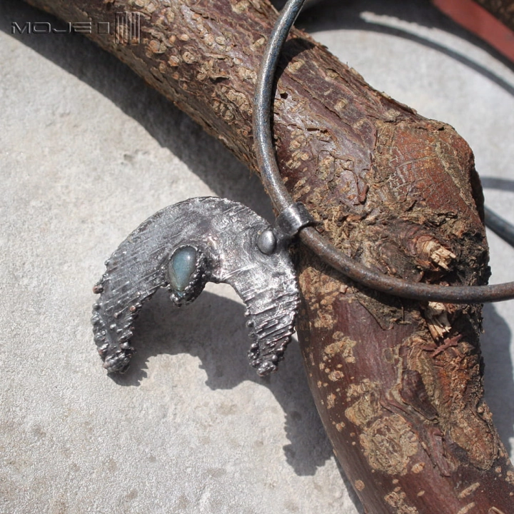 labra-luna-wisior-z-ksiezycem-ksiezycowy-z-labradorytem-ksiezyc-na-rzemieniu