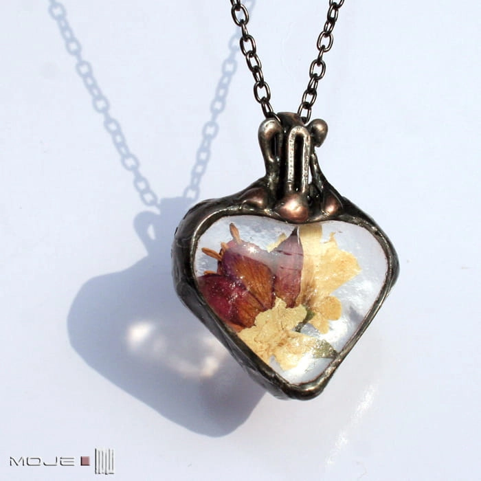 Serce z bzem i fuksją,  wisior ze szkła, z suszonymi kwiatami, szklane serce, serce ze szkła, serce z kwiatami, biżuteria fusing, szklany wisior, suszone  kwiaty, prezent, biżuteria autorska, biżuteria Tiffany, walentynki