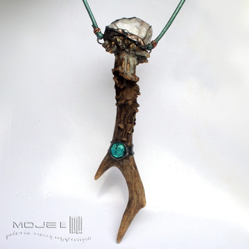 skarb-lesnego-elfa-wisior-z-rogu-bizuteria-gotycka-rustykalny-fusing-duzy-wisior-krysztal-gorski