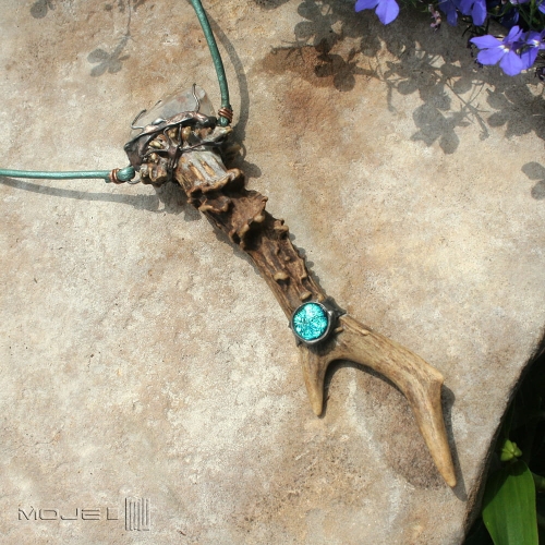 skarb-lesnego-elfa-wisior-z-rogu-bizuteria-gotycka-rustykalny-fusing-duzy-wisior-krysztal-gorski