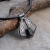 wisior-z runami-i-turmalinem-meski-wisiorek-z-miedzi-czarny-turmalin-znaki-runiczne-runy-amulet-rustykalny-na-rzemieniu