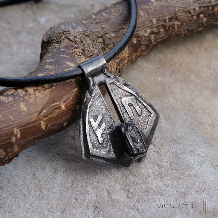 wisior-z runami-i-turmalinem-meski-wisiorek-z-miedzi-czarny-turmalin-znaki-runiczne-runy-amulet-rustykalny-na-rzemieniu