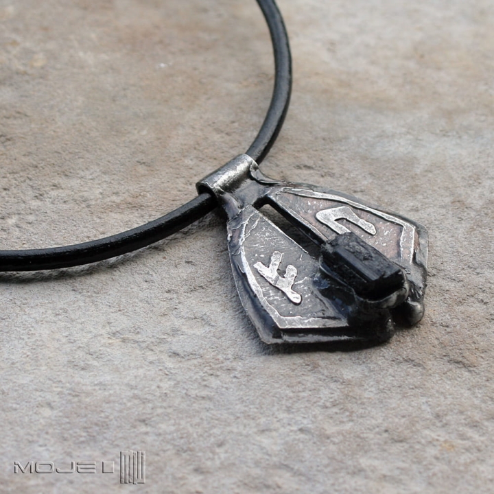 wisior-z runami-i-turmalinem-meski-wisiorek-z-miedzi-czarny-turmalin-znaki-runiczne-runy-amulet-rustykalny-na-rzemieniu