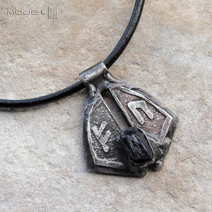 wisior-z runami-i-turmalinem-meski-wisiorek-z-miedzi-czarny-turmalin-znaki-runiczne-runy-amulet-rustykalny-na-rzemieniu