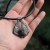 wisior-z runami-i-turmalinem-meski-wisiorek-z-miedzi-czarny-turmalin-znaki-runiczne-runy-amulet-rustykalny-na-rzemieniu
