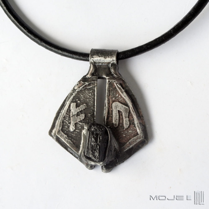wisior-z runami-i-turmalinem-meski-wisiorek-z-miedzi-czarny-turmalin-znaki-runiczne-runy-amulet-rustykalny-na-rzemieniu