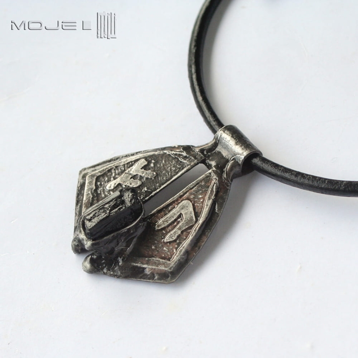 wisior-z runami-i-turmalinem-meski-wisiorek-z-miedzi-czarny-turmalin-znaki-runiczne-runy-amulet-rustykalny-na-rzemieniu