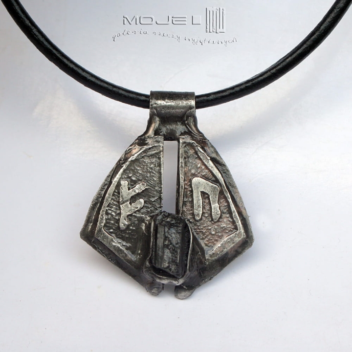 wisior-z runami-i-turmalinem-meski-wisiorek-z-miedzi-czarny-turmalin-znaki-runiczne-runy-amulet-rustykalny-na-rzemieniu