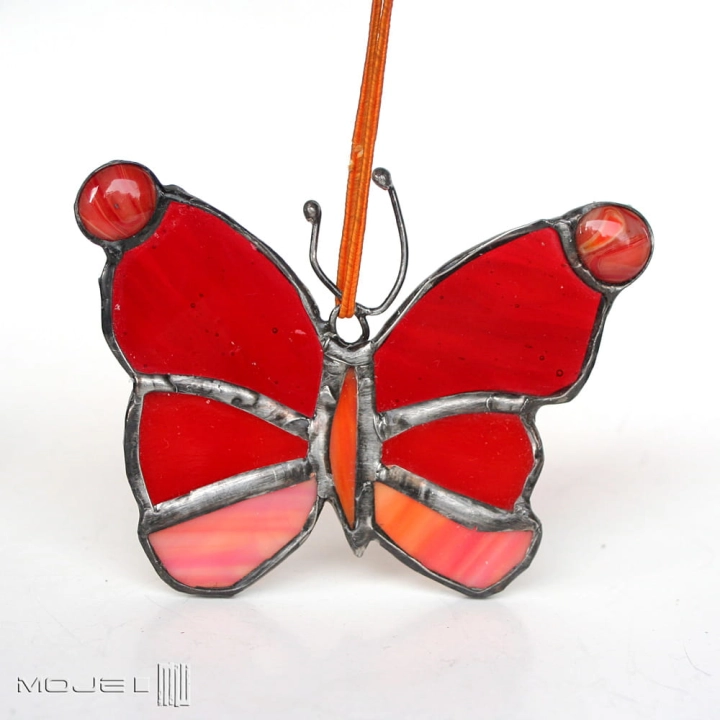 motyl-w-czerwieniach-dekoracja-zawieszka-ze-szkla-witraz-szklany-ozdobny