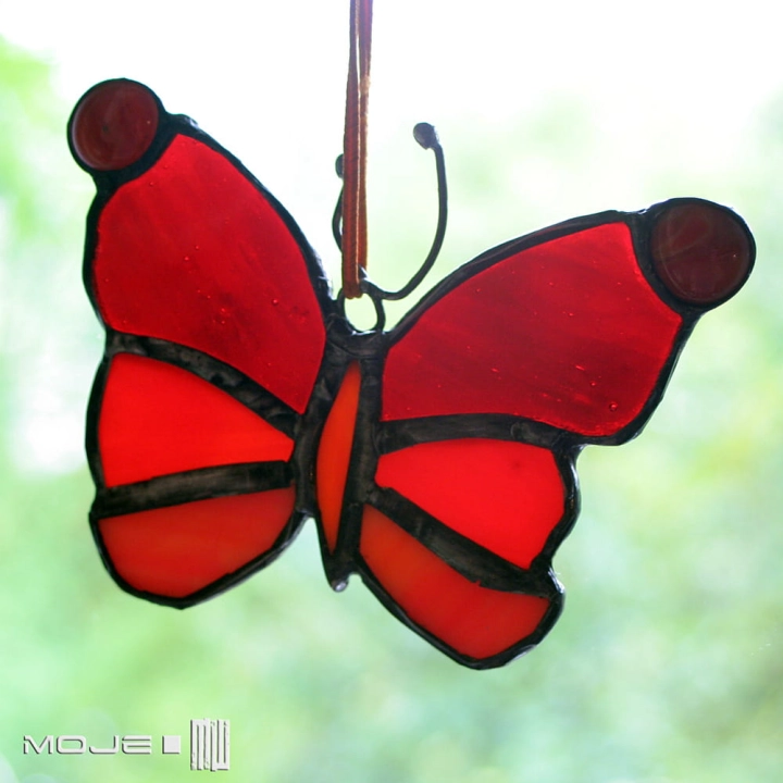motyl-w-czerwieniach-dekoracja-zawieszka-ze-szkla-witraz-szklany-ozdobny