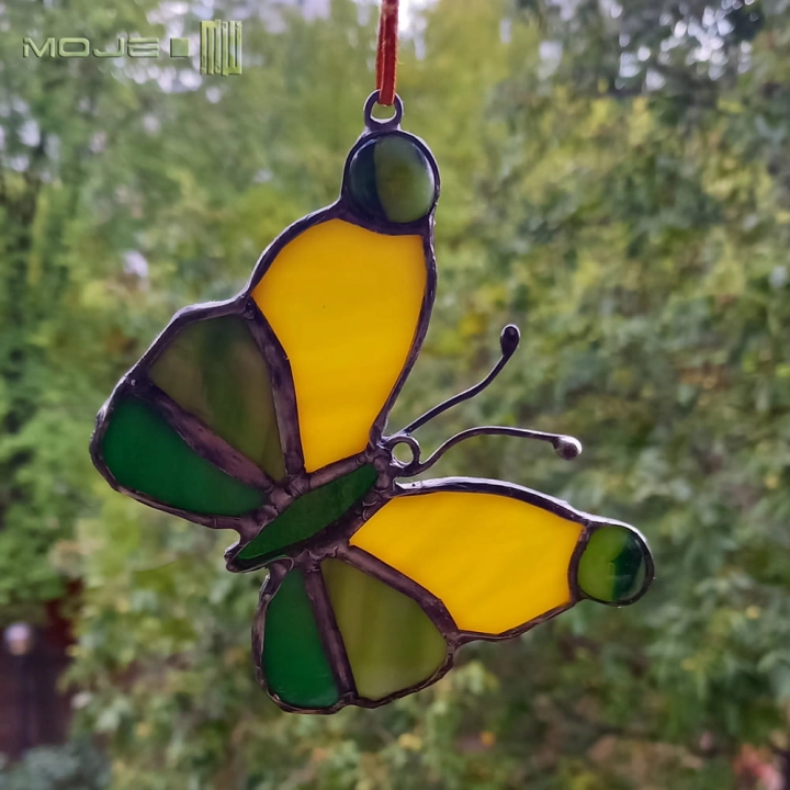 motyl-w-zolci-i-zileleni-dekoracja-ze-szkla-szklany-witrazowy-zawieszka-na-sciane-kolorowy