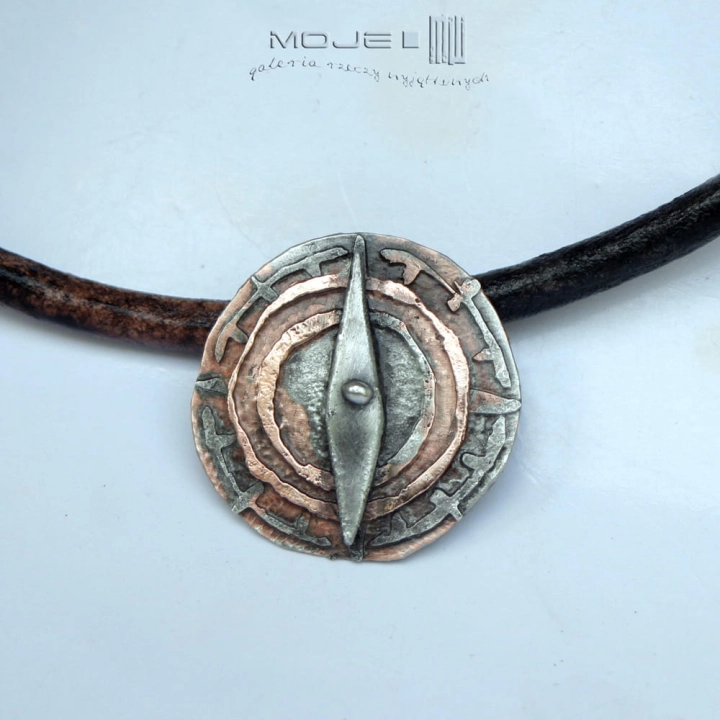 roza-wiatrow-meski-wisior-z-miedzi-miedziany-okragly-kompas-na-rzemieniu