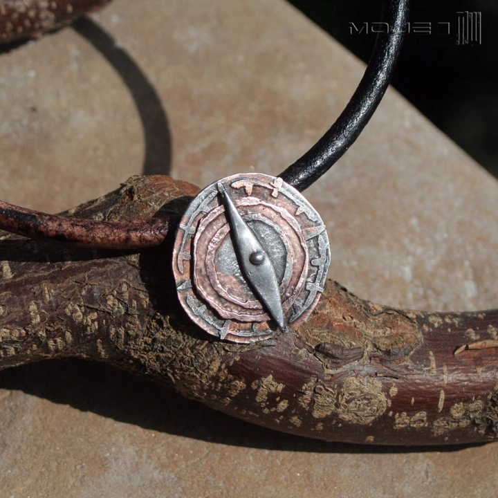 roza-wiatrow-meski-wisior-z-miedzi-miedziany-okragly-szklane-oczko-fusing-kompas-na-rzemieniu