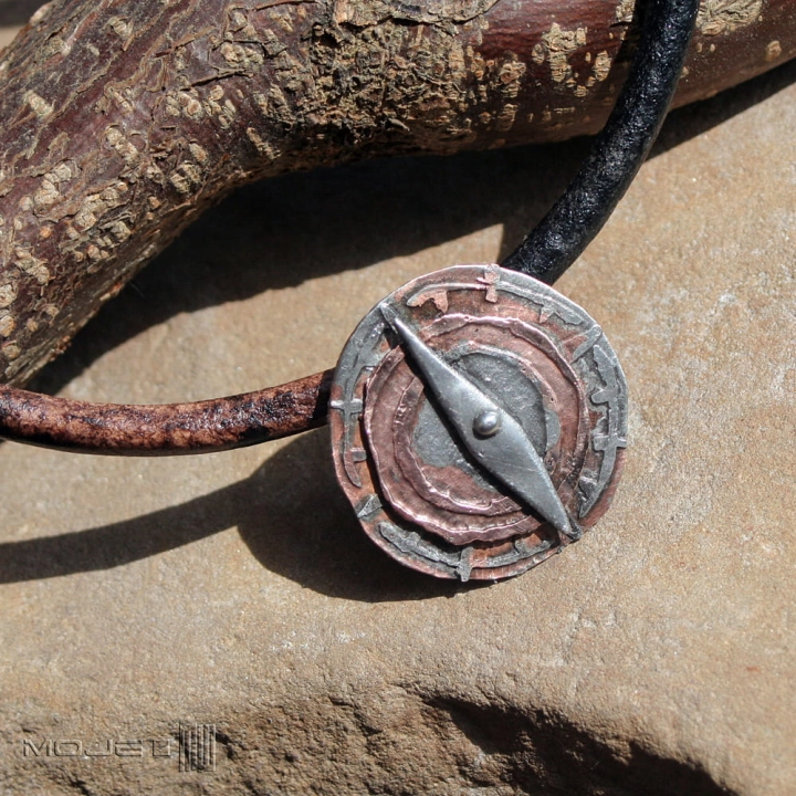 roza-wiatrow-meski-wisior-z-miedzi-miedziany-okragly-szklane-oczko-fusing-kompas-na-rzemieniu