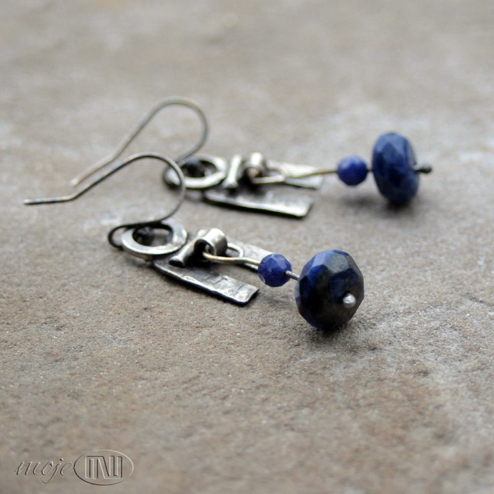 wahadlowy-sodalit-srebrne-kolczyki-z-sodalitem-wiszace-oponki-fasdetowane-niebieskie