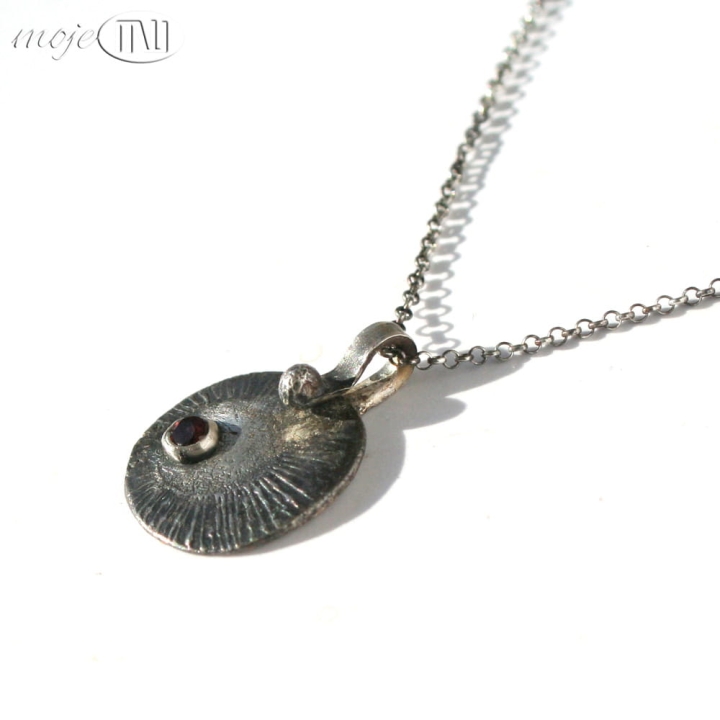 delikatnie-solarny-z-granatem-srebrny-wisiorek-srebro