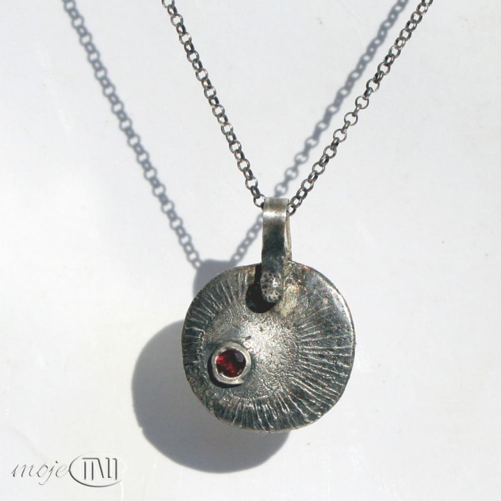 delikatnie-solarny-z-granatem-srebrny-wisiorek-srebro